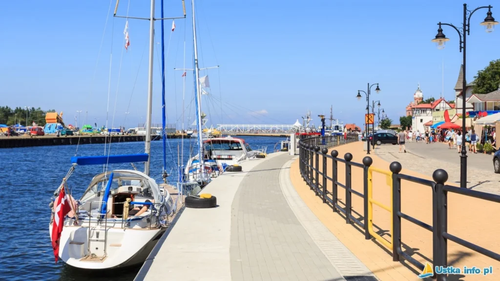 Jacht przy nabrzeżu i promenada portowa