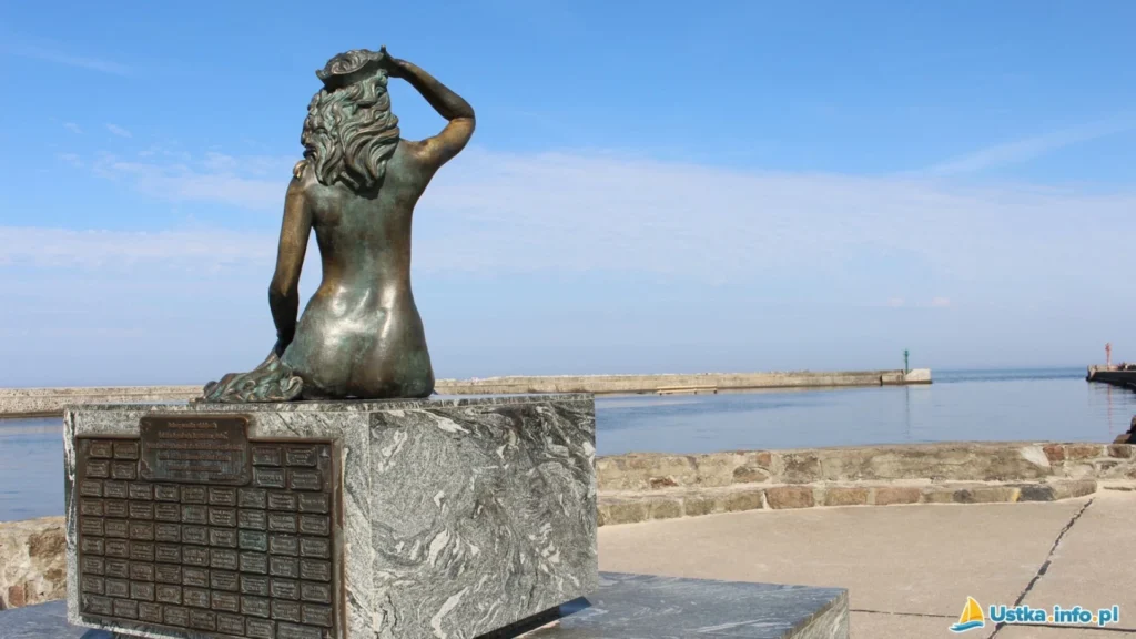Rzeźba syrenki nad wejściem do Portu Ustka